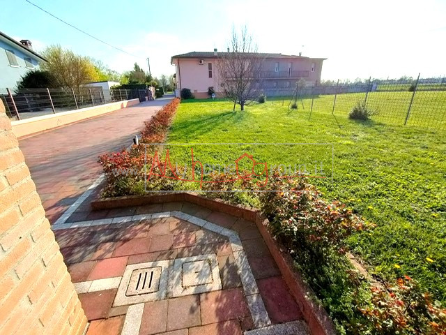 SELVAZZANO - (Rif.V063-S) - In una splendida zona tranquilla e immersa nel verde, proponiamo porz...