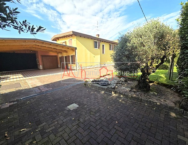 SELVAZZANO - (Rif.V063-S) - In una splendida zona tranquilla e immersa nel verde, proponiamo due ...