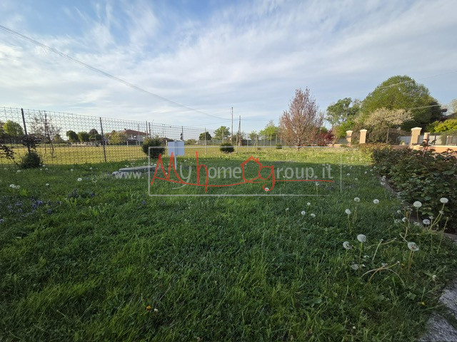 SELVAZZANO - (Rif.V063-S) - In una splendida zona tranquilla e immersa nel verde, proponiamo porz...