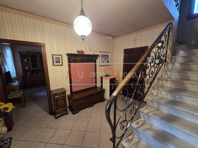 SELVAZZANO - (Rif.V063-S) - In una splendida zona tranquilla e immersa nel verde, proponiamo porz...