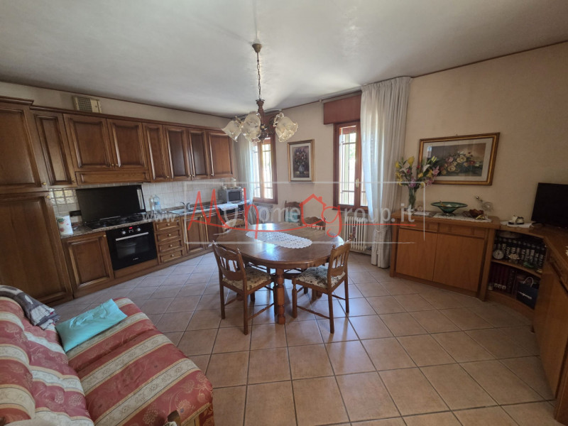 SELVAZZANO - (Rif.V063-S) - In una splendida zona tranquilla e immersa nel verde, proponiamo porz...