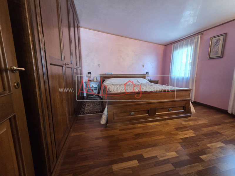 SELVAZZANO - (Rif.V063-S) - In una splendida zona tranquilla e immersa nel verde, proponiamo due ...