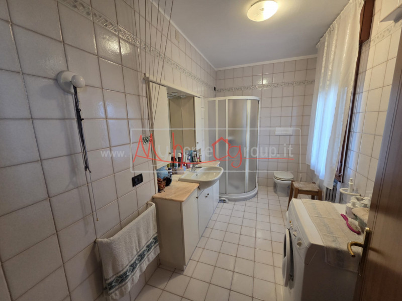 SELVAZZANO - (Rif.V063-S) - In una splendida zona tranquilla e immersa nel verde, proponiamo porz...