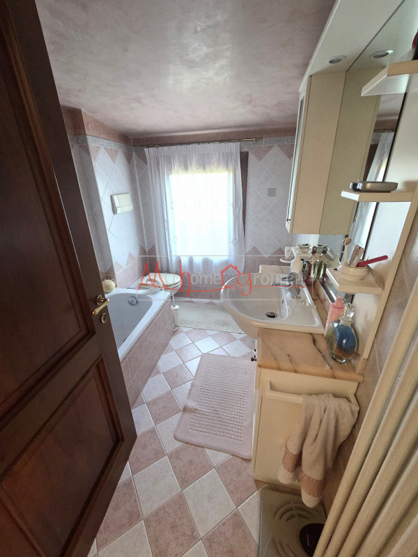 SELVAZZANO - (Rif.V063-S) - In una splendida zona tranquilla e immersa nel verde, proponiamo due ...