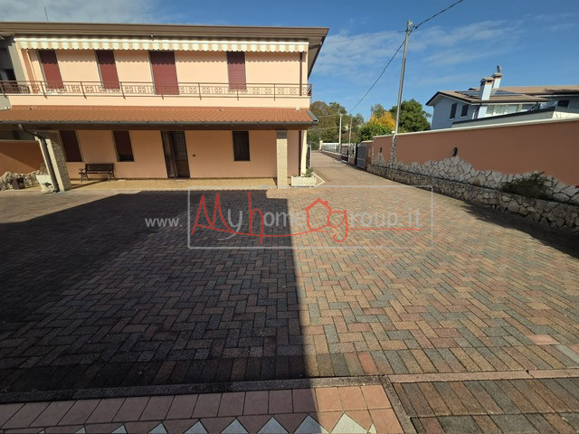 SELVAZZANO - (Rif.V063-S) - In una splendida zona tranquilla e immersa nel verde, proponiamo due ...