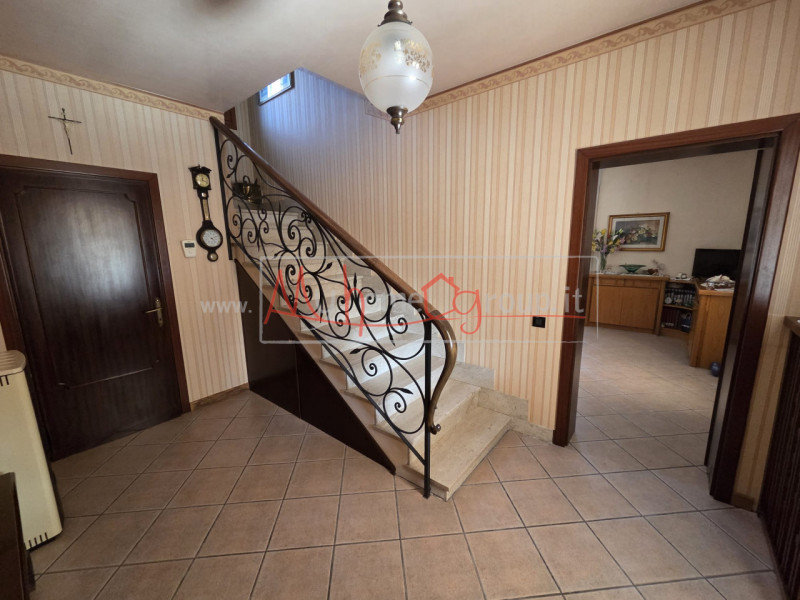 SELVAZZANO - (Rif.V063-S) - In una splendida zona tranquilla e immersa nel verde, proponiamo due ...