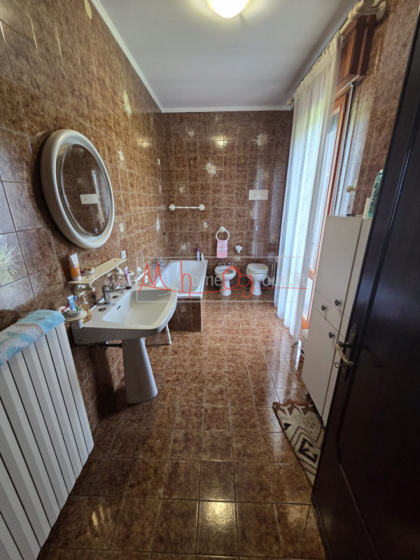 SELVAZZANO - (Rif.V063-S) - In una splendida zona tranquilla e immersa nel verde, proponiamo due ...