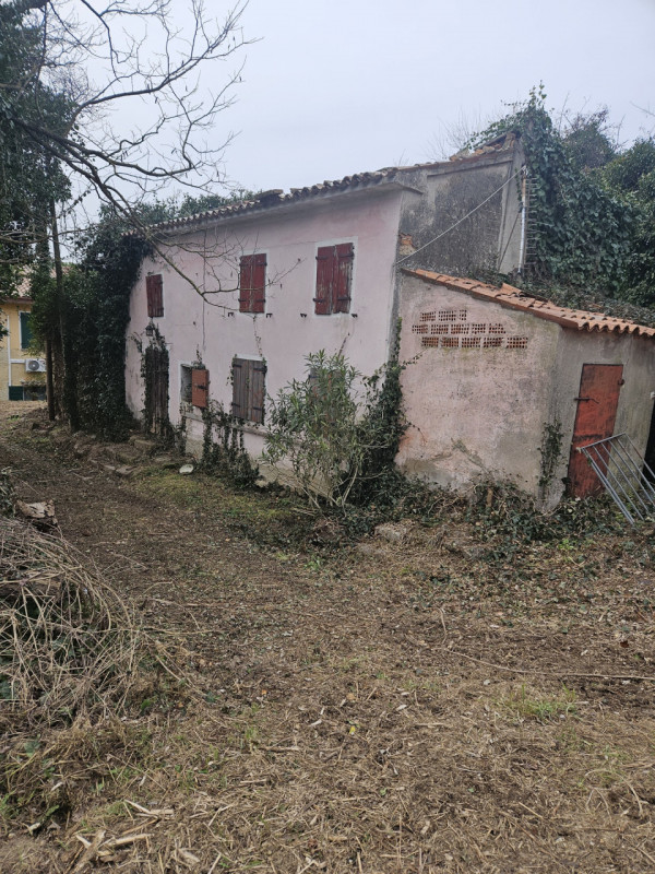 Situato nel pittoresco comune di Vò, nella tranquilla zona di Zovon, vi presentiamo un affascinan...