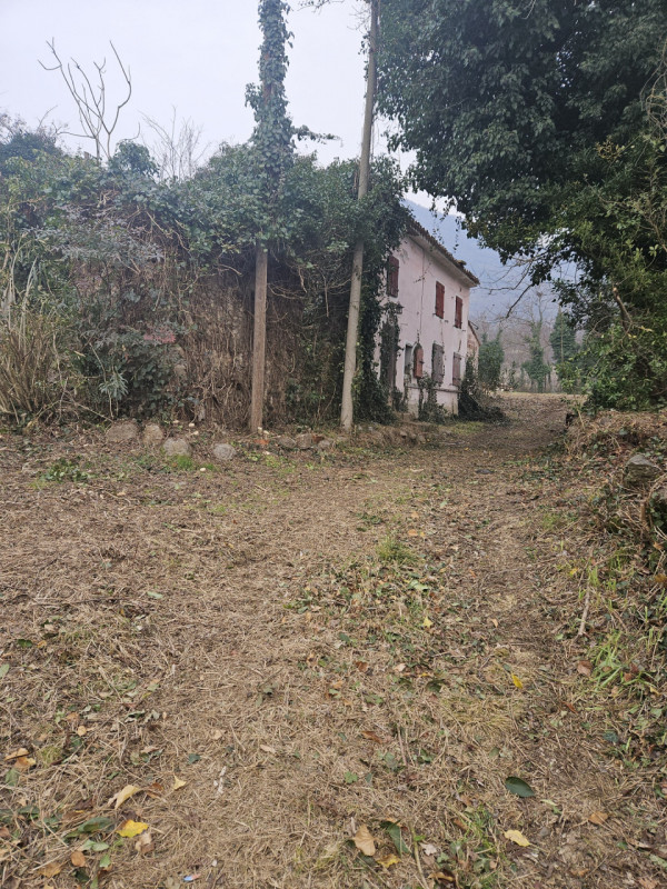 Situato nel pittoresco comune di Vò, nella tranquilla zona di Zovon, vi presentiamo un affascinan...