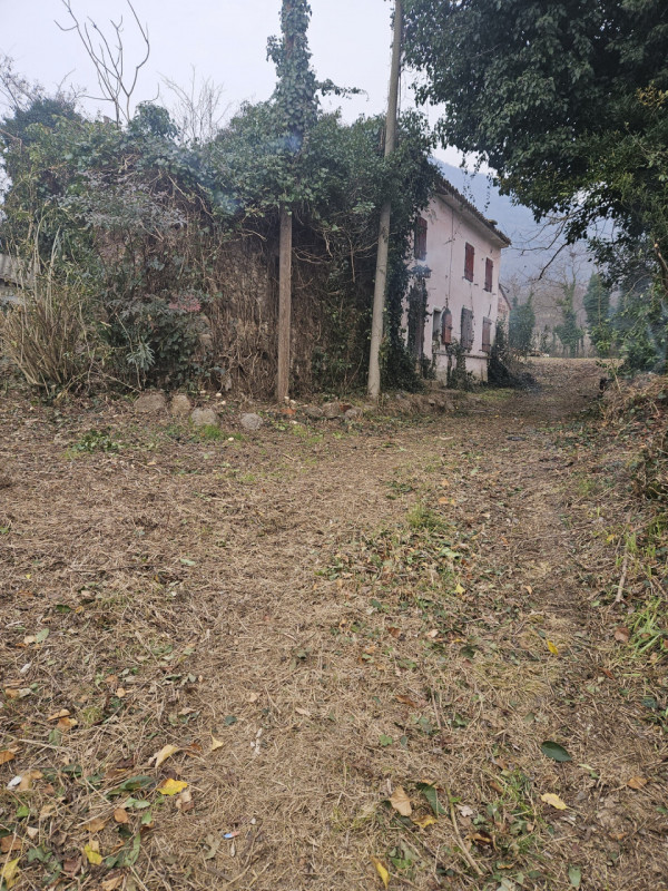 Situato nel pittoresco comune di Vò, nella tranquilla zona di Zovon, vi presentiamo un affascinan...