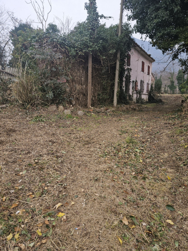 Situato nel pittoresco comune di Vò, nella tranquilla zona di Zovon, vi presentiamo un affascinan...