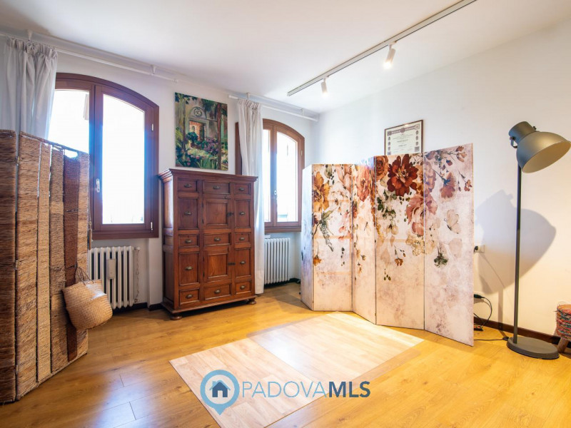 Immobile in esclusiva al Gruppo Padova MLS
Proponiamo mezza bifamiliare Posizionata in un quartie...