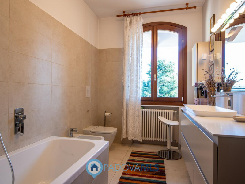 Immobile in esclusiva al Gruppo Padova MLS
Proponiamo mezza bifamiliare Posizionata in un quartie...