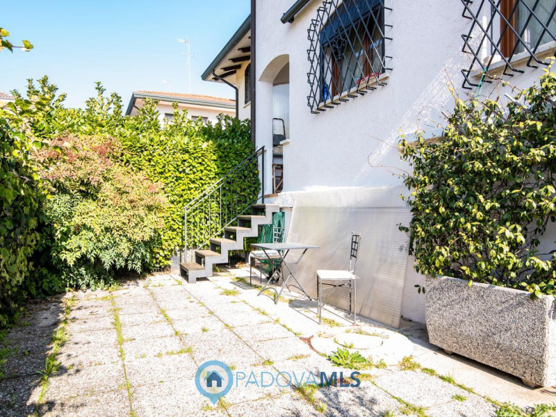 Immobile in esclusiva al Gruppo Padova MLS
Proponiamo mezza bifamiliare Posizionata in un quartie...