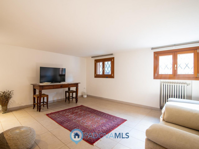 Immobile in esclusiva al Gruppo Padova MLS
Proponiamo mezza bifamiliare Posizionata in un quartie...