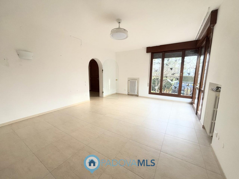 Immobile in esclusiva al Gruppo Padova MLS
Proponiamo mezza bifamiliare Posizionata in un quartie...