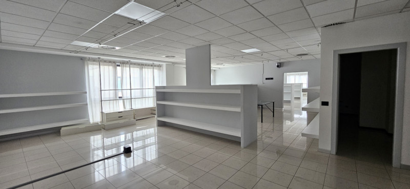 Riferimento per l'agenzia AU0993 VIGONZA Zona Capriccio. Proponiamo in affitto un ampio e moderno...