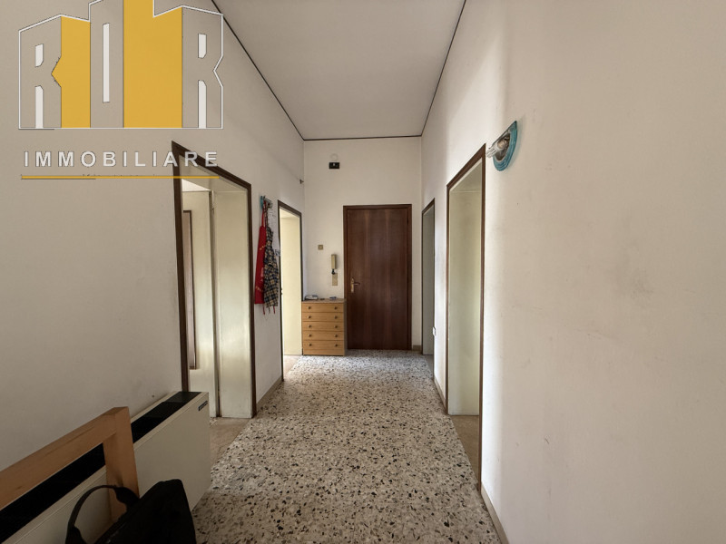 Proponiamo in esclusiva appartamento al secondo esposto su tre lati, all'ultimo piano in palazzin...