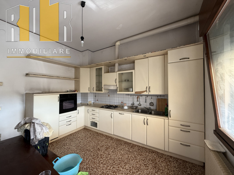 Proponiamo in esclusiva appartamento al secondo esposto su tre lati, all'ultimo piano in palazzin...