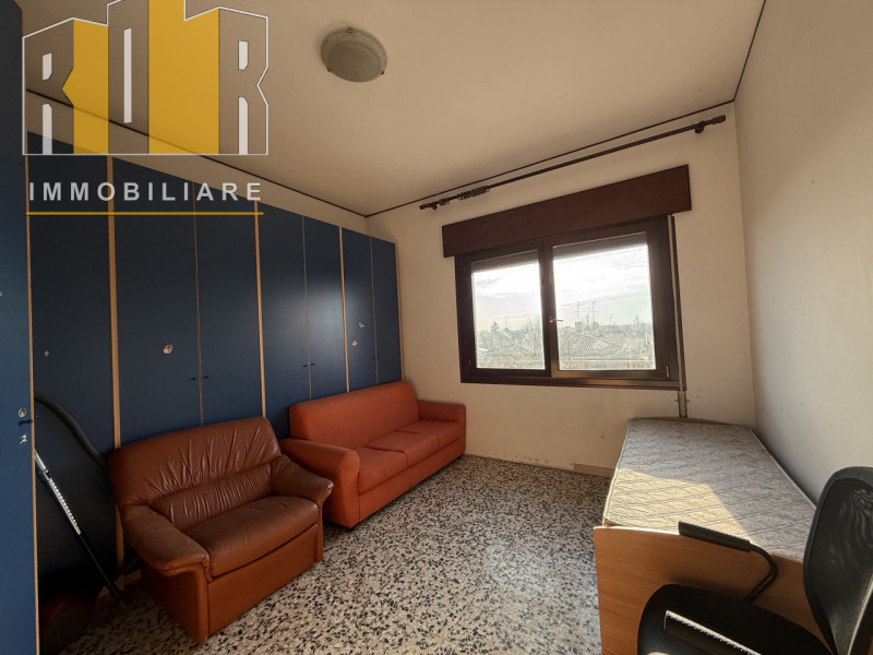 Proponiamo in esclusiva appartamento al secondo esposto su tre lati, all'ultimo piano in palazzin...