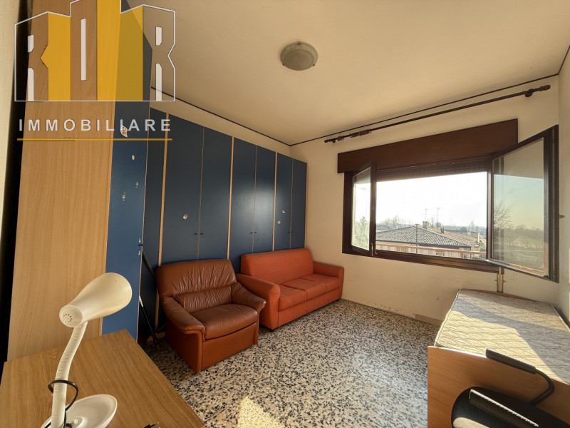 Proponiamo in esclusiva appartamento al secondo esposto su tre lati, all'ultimo piano in palazzin...