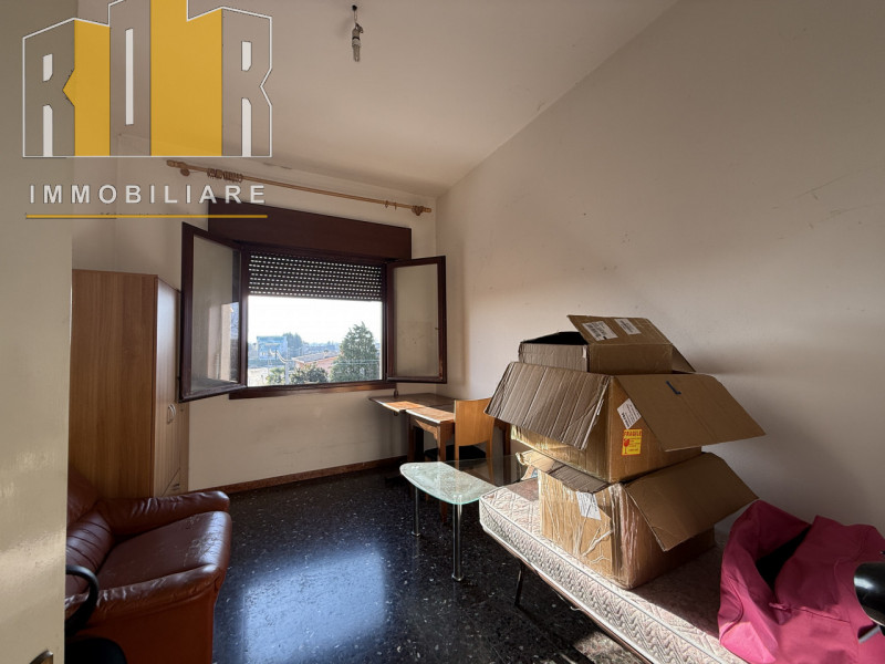 Proponiamo in esclusiva appartamento al secondo esposto su tre lati, all'ultimo piano in palazzin...