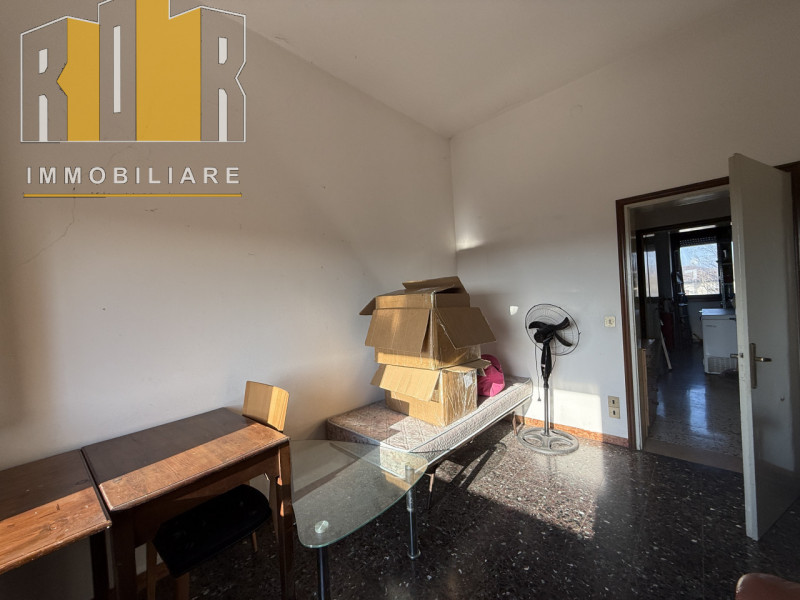 Proponiamo in esclusiva appartamento al secondo esposto su tre lati, all'ultimo piano in palazzin...