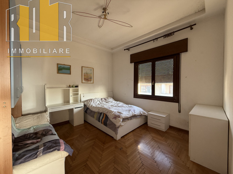 Proponiamo in esclusiva appartamento al secondo esposto su tre lati, all'ultimo piano in palazzin...