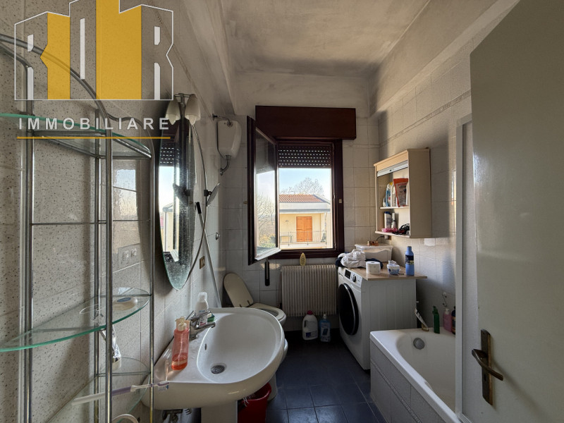 Proponiamo in esclusiva appartamento al secondo esposto su tre lati, all'ultimo piano in palazzin...