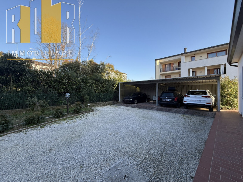 Proponiamo in esclusiva appartamento al secondo esposto su tre lati, all'ultimo piano in palazzin...