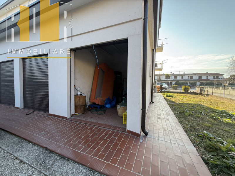 Proponiamo in esclusiva appartamento al secondo esposto su tre lati, all'ultimo piano in palazzin...