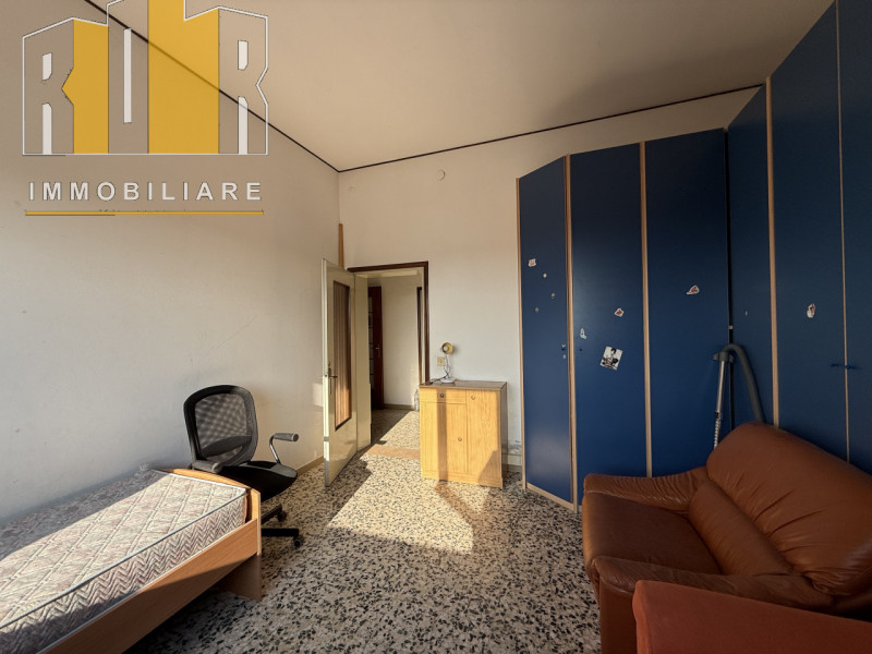 Proponiamo in esclusiva appartamento al secondo esposto su tre lati, all'ultimo piano in palazzin...