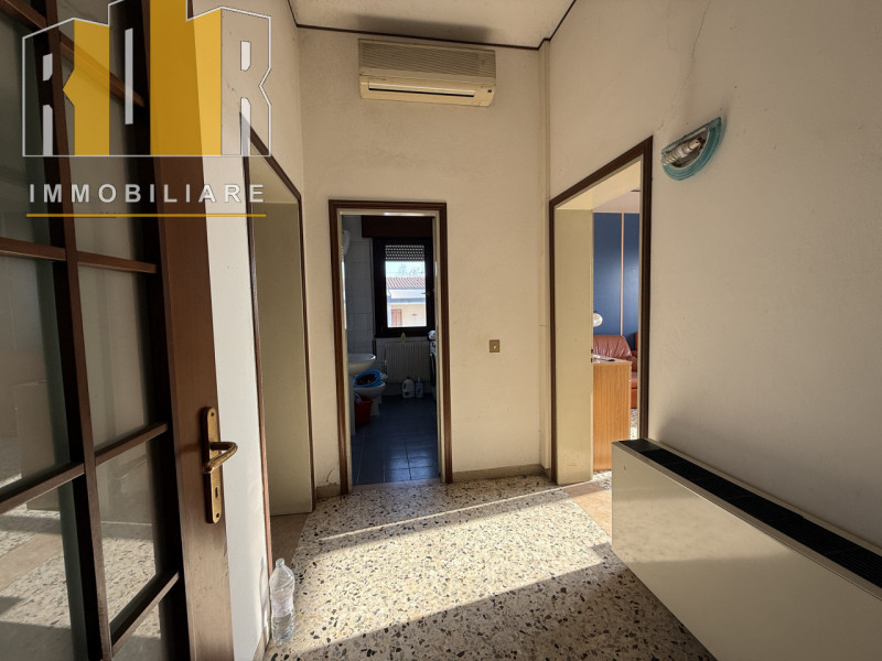 Proponiamo in esclusiva appartamento al secondo esposto su tre lati, all'ultimo piano in palazzin...