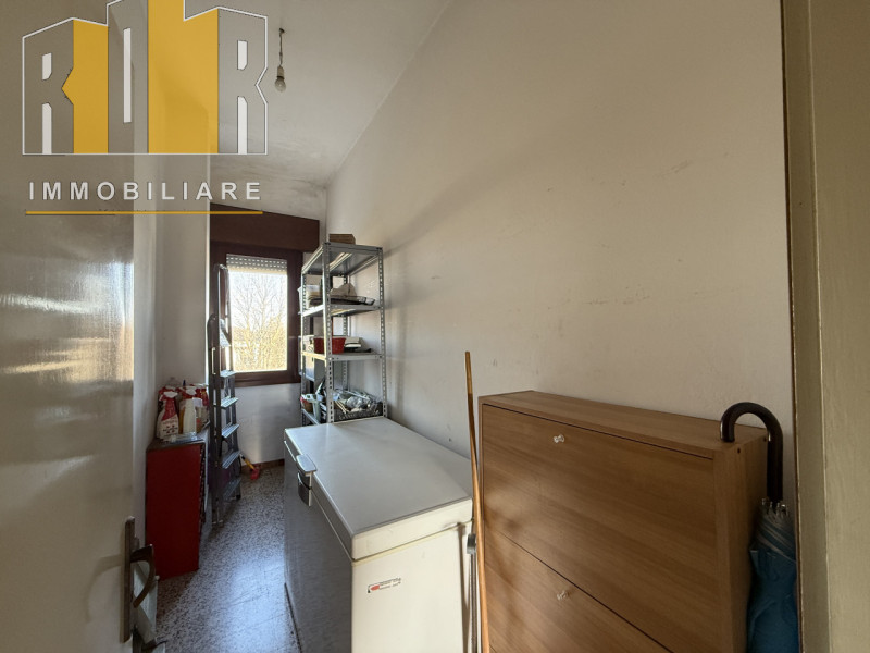 Proponiamo in esclusiva appartamento al secondo esposto su tre lati, all'ultimo piano in palazzin...