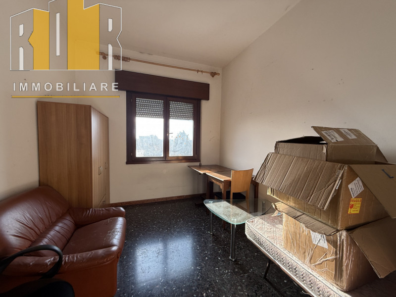 Proponiamo in esclusiva appartamento al secondo esposto su tre lati, all'ultimo piano in palazzin...