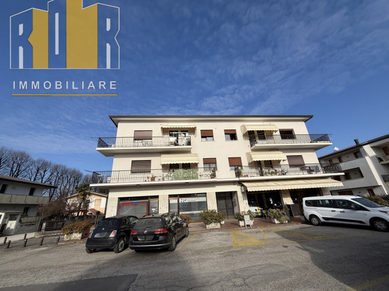 Proponiamo in esclusiva appartamento al secondo esposto su tre lati, all'ultimo piano in palazzin...