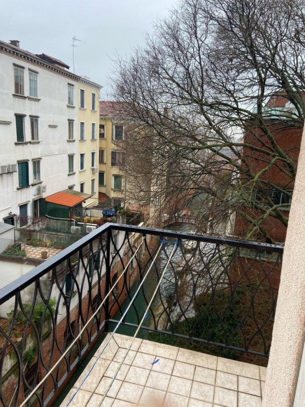 VENEZIA - STAZIONE: CLASSE ENERGETICA F - EPgl,nren  153,80 KWh/mq anno. 
Vicinissimo alla Stazio...