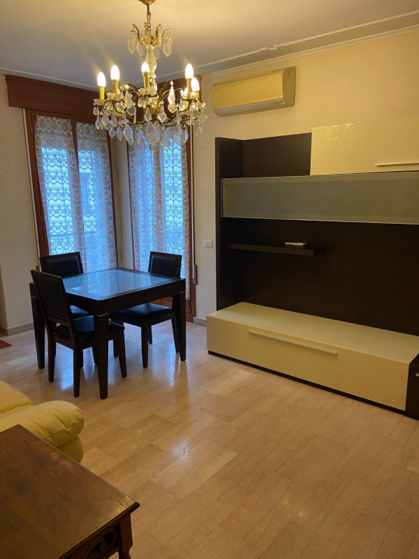 VENEZIA - STAZIONE: CLASSE ENERGETICA F - EPgl,nren  153,80 KWh/mq anno. 
Vicinissimo alla Stazio...