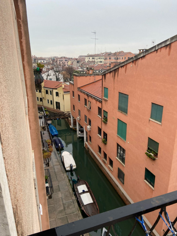 VENEZIA - STAZIONE: CLASSE ENERGETICA F - EPgl,nren  153,80 KWh/mq anno. 
Vicinissimo alla Stazio...