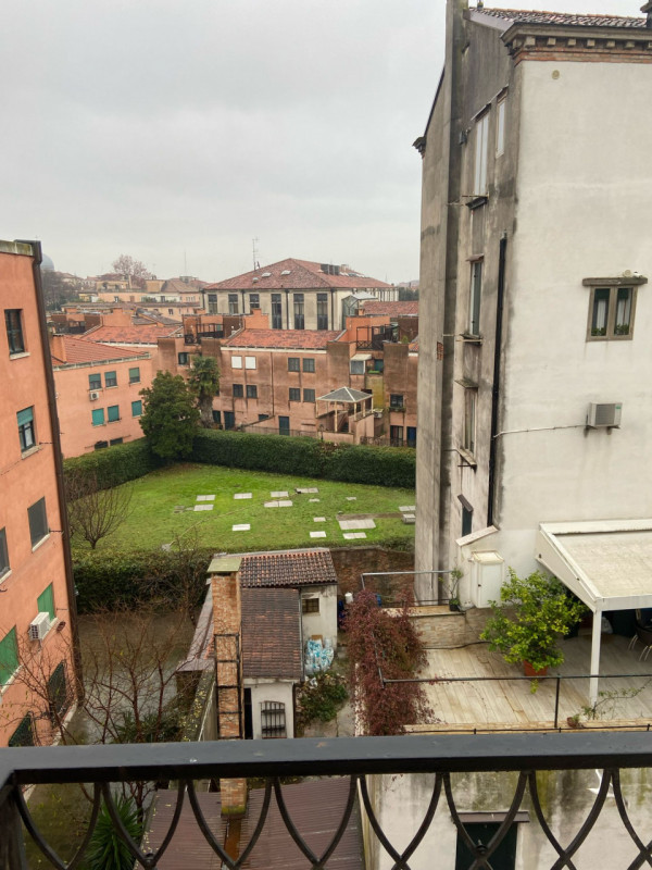 VENEZIA - STAZIONE: CLASSE ENERGETICA F - EPgl,nren  153,80 KWh/mq anno. 
Vicinissimo alla Stazio...