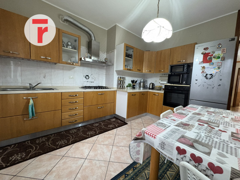 Appartamento al terzo piano con ascensore in un condominio di nove unità situato nella zona di Sa...