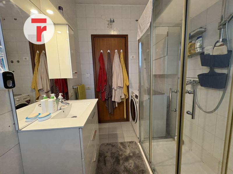 Appartamento al terzo piano con ascensore in un condominio di nove unità situato nella zona di Sa...