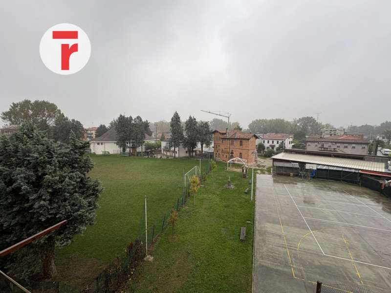 Appartamento al terzo piano con ascensore in un condominio di nove unità situato nella zona di Sa...