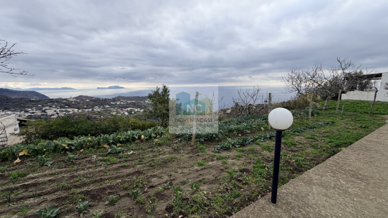 Scopri questa affascinante casa singola situata nel cuore di Serrara Fontana, precisamente nella ...