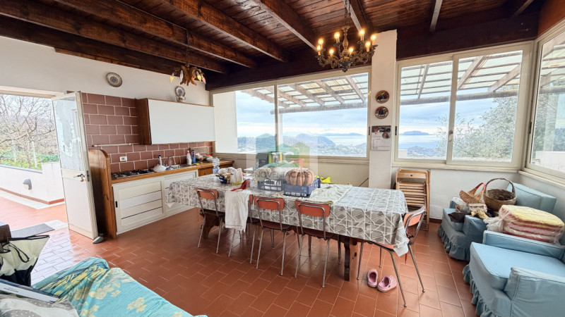 Scopri questa affascinante casa singola situata nel cuore di Serrara Fontana, precisamente nella ...