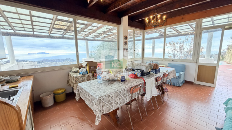 Scopri questa affascinante casa singola situata nel cuore di Serrara Fontana, precisamente nella ...