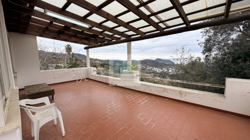 Scopri questa affascinante casa singola situata nel cuore di Serrara Fontana, precisamente nella ...