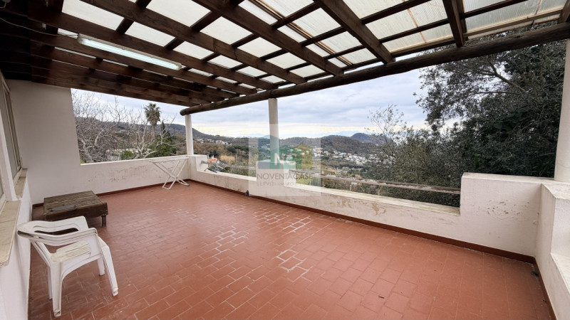 Scopri questa affascinante casa singola situata nel cuore di Serrara Fontana, precisamente nella ...