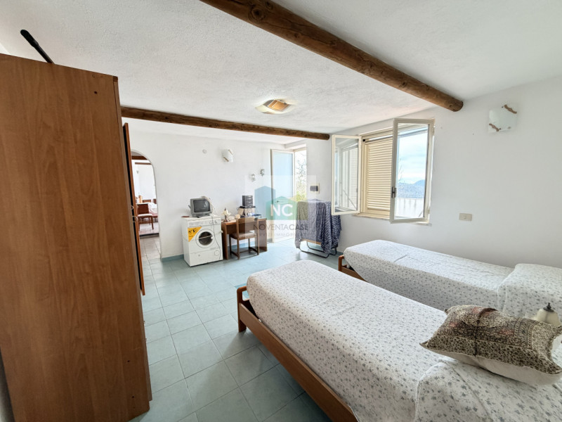 Scopri questa affascinante casa singola situata nel cuore di Serrara Fontana, precisamente nella ...