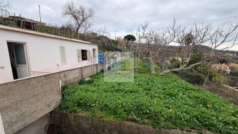 Scopri questa affascinante casa singola situata nel cuore di Serrara Fontana, precisamente nella ...